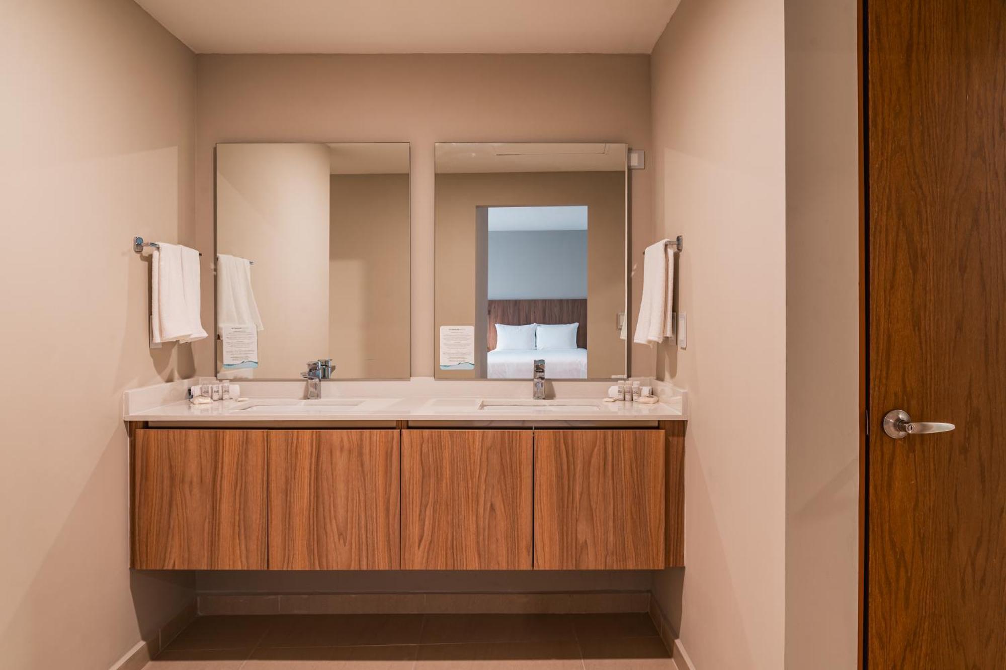 Wyndham Garden Marina Hotel 3*